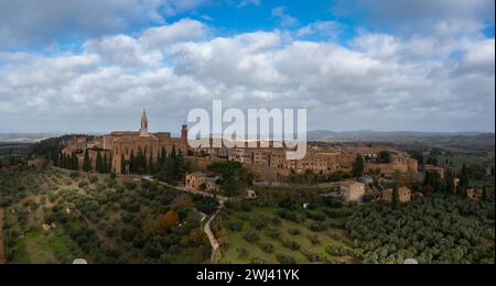 Panoramablick der Drohne auf das toskanische Dorf Pienza auf einem Hügel Stockfoto