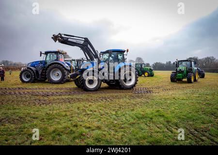 Februar 2024: Der Stretton Young Farmers Club veranstaltete einen Traktor-Lauf um die Dörfer von Warrington, der der British Heart Foundation zugute kam Stockfoto