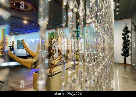 Vorhang aus Swarovski-Kristallen und fossiles Skelett von sibirischen Wollnashörnern (Coelodonta antiquitatis) Stockfoto