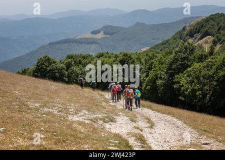 Gruppe von Wanderern auf dem Bergweg, steigen Sie von der Spitze des Mount Autore ab. Die Lepini-Berge im Zentrum von Apen Stockfoto