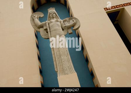 Spanien-Denkmal vor dem Centennial Building (erbaut 1905) im Fair Park, das die größte Sammlung von Art déco-Gebäuden in den USA beherbergt Stockfoto