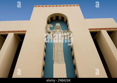 Spanien-Denkmal vor dem Centennial Building (erbaut 1905) im Fair Park, das die größte Sammlung von Art déco-Gebäuden in den USA beherbergt Stockfoto