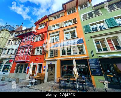 ZÜRICH, SCHWEIZ - 3. APRIL 2022: Malerische Häuser in der Augustinergasse, am 3. April in Zürich, Schweiz Stockfoto