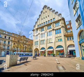 ZÜRICH, SCHWEIZ - 3. APRIL 2022: Malerisches historisches Gebäude am Züghusplatz, am 3. April in Zürich, Schweiz Stockfoto