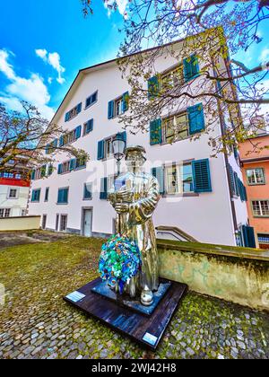 ZÜRICH, SCHWEIZ - 3. APRIL 2022: Die moderne Skulptur zu Huldrych Zwingli in St. Peter Church, am 3. April in Zürich, Schweiz Stockfoto