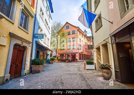 ZÜRICH, SCHWEIZ - 3. APRIL 2022: Spaziergang entlang in der Gassen Straße, am 3. April in Zürich, Schweiz Stockfoto