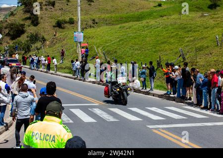 LA CALERA, KOLUMBIEN - 11. FEBRUAR 2024: Ambulanzmotorrad auf der sechsten und letzten Etappe des Tour Colombia Radrennens, während es durch die fährt Stockfoto