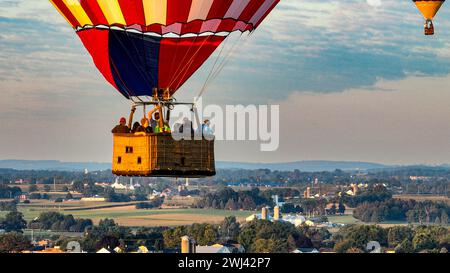 Aus der Nähe von Heißluftballons, die bei Sonnenaufgang im ländlichen Pennsylvania davonfliegen Stockfoto