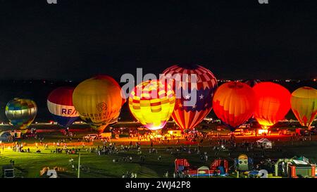 Luftaufnahme von Heißluftballons, die nachts an einem Sommerabend einen Ballonglühen Stockfoto
