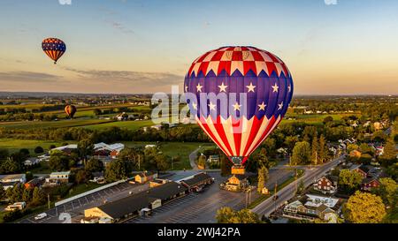 Luftaufnahme mehrerer Heißluftballons im ländlichen Pennsylvania bei Sonnenaufgang Stockfoto