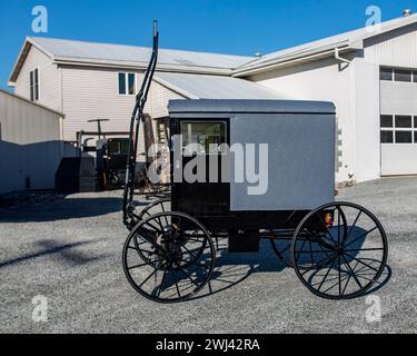 Seitenansicht eines neuen Amish Buggys, geparkt mit Out a Horse, wartet darauf, an einem sonnigen Tag verkauft zu werden Stockfoto