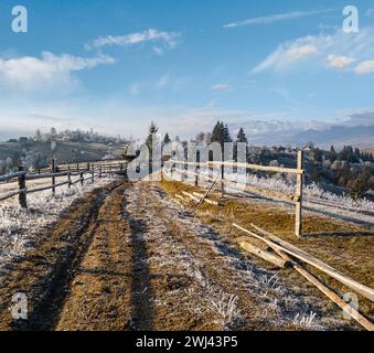 Der Winter kommt. Letzte Herbsttage, Morgen in der Berglandschaft friedliche malerische heimatte Szene. Schmutzige Straße vom Hügel Stockfoto