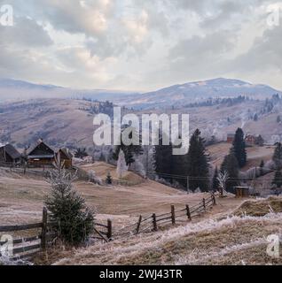 Der Winter kommt. Letzte Herbsttage, Morgen in der Berglandschaft friedliche malerische heimatte Szene. Schmutzige Straße vom Hügel Stockfoto