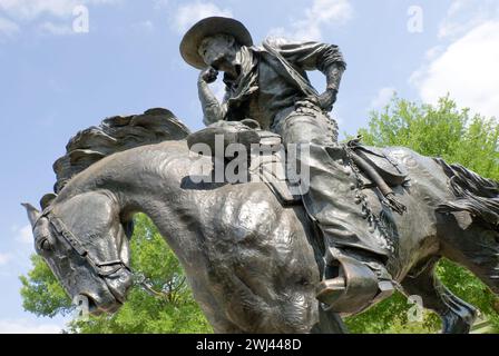 Pioneer Plaza Cattle Drive ist das weltweit größte Bronzemonument. Die Skulpturen eines Rindertriebs von Langhornschafen und Cowboys zu Pferd Stockfoto