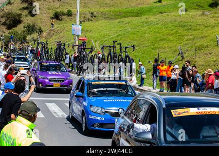 LA CALERA, KOLUMBIEN - 11. FEBRUAR 2024: Begleitfahrzeuge. Die sechste und letzte Etappe des Tour Colombia Radrennens durch den munic Stockfoto