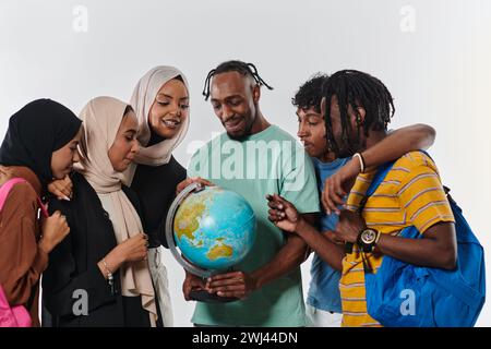 Eine vielfältige Gruppe von Schülern versammelt sich rund um den Globus, vertieft in die Erforschung und das Studium, ihre pulsierende Energie wird gefangen gehalten Stockfoto