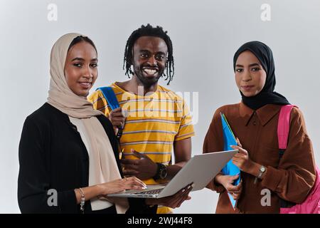 Eine Gruppe von Studenten, darunter eine afroamerikanische Studentin und zwei Hijab-tragende Frauen, stehen vereint gegen eine unberührte weiße Ba Stockfoto