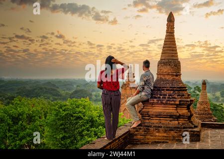 Bagan Myanmar, ein paar Männer und Frauen, die den Sonnenaufgang auf einem alten Pagode-Tempel betrachten Stockfoto