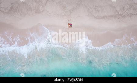 Drohnenblick von einem Paar am Strand von Freedom Beach in Phuket Thailand Stockfoto