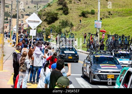 LA CALERA, KOLUMBIEN - 11. FEBRUAR 2024: Team begleitet Fahrzeuge. Die sechste und letzte Etappe des Tour Colombia Radrennens führt durch die Stockfoto