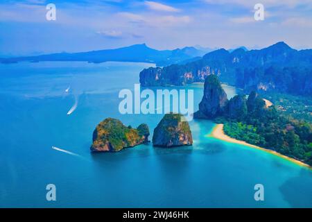 Railay Beach Krabi Thailand, tropischer Strand von Railay Krabi, Drone aus der Vogelperspektive mit Panoramablick Stockfoto