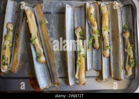 Rasiermuscheln sind ein gängiges Gericht in Galicien, Spanien Stockfoto