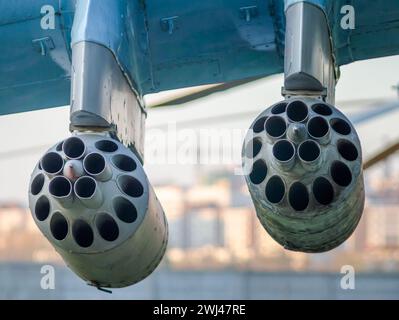 Militärraketenwerfer auf dem Flügel eines Flugzeugs Stockfoto