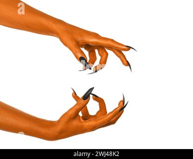 Gruseliges Monster. Orangefarbene Hände mit Klauen isoliert auf weiß Stockfoto