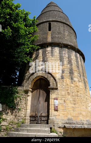 Das historische Wahrzeichen Lanterne des Morts ist ein Steinturm, der normalerweise den Ort eines Friedhofs markiert. Sarlat-la-Caneda in Frankreich Stockfoto