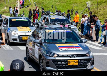 LA CALERA, KOLUMBIEN - 11. FEBRUAR 2024: Begleitfahrzeug des Teams. Sechste und letzte Etappe des Tour Colombia Radrennens, während es durch die m geht Stockfoto