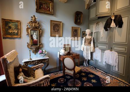 Ein Zimmer im Manoir de Gisson mit seiner Sammlung von Wohnungen und Möbeln aus dem 17. Jahrhundert in Sarlat-la-Caneda Frankreich Stockfoto