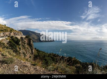 Landschaftsblick auf die Costa di Maratea mit einer schmalen und gewundenen Küstenstraße in der Klippe Stockfoto