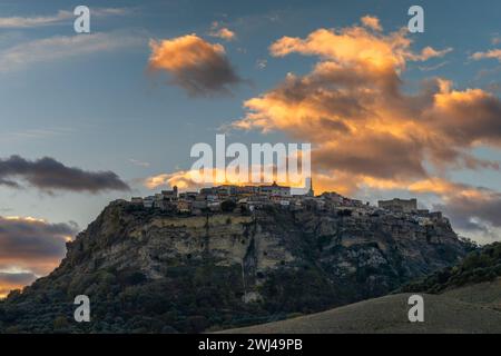 Blick auf das Dorf Santa Severina auf einem Hügel in Kalabrien bei Sonnenaufgang Stockfoto