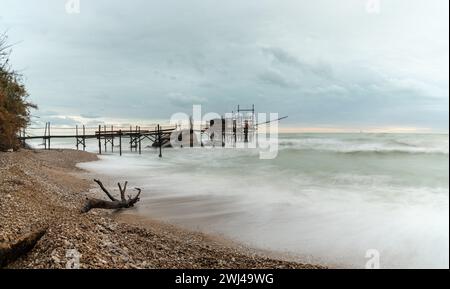 Blick auf den Trabocco Punto le Morge an einem bewölkten Regentag an der Costa dei Trabocchi in Italien Stockfoto