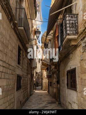 Typische schmale Gasse im alten historischen Zentrum von Bari Vecchio Stockfoto