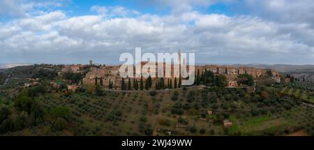 Panoramablick der Drohne auf das toskanische Dorf Pienza auf einem Hügel Stockfoto