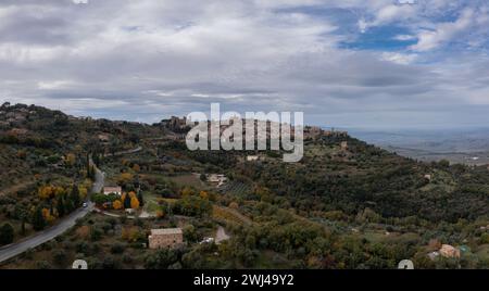 Eine lange kurvige Straße führt zum toskanischen Dorf Montepulciano auf einem Hügel Stockfoto