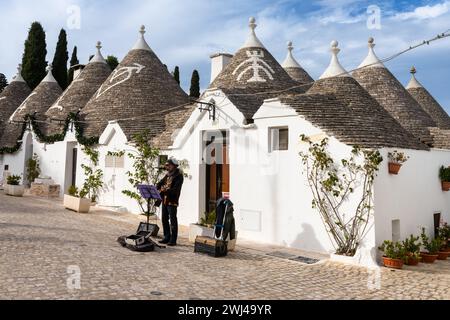 Straßenmusiker im Stadtteil Rione Monti in Alberobello Stockfoto