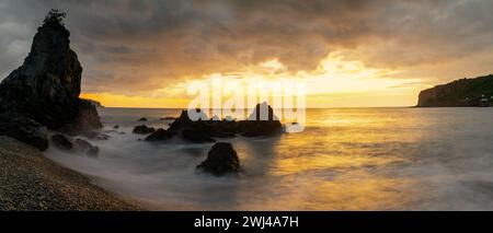 Panorama Sonnenuntergang Meereslandschaft in Praia a Mare an der Coasta di Maratea im Südwesten Italiens Stockfoto