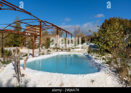 Türkisfarbene Thermalbäder in weißen Gipsbädern in Bagni San Filippo in der Toskana Stockfoto