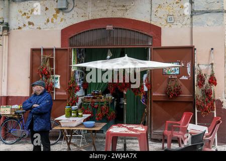 Eckladen in Bari Vecchio mit einem alten Mann, der Chili und Oliven verkauft Stockfoto