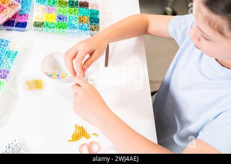 Farbenfrohes Set aus Tonperlen für kreative Kinderarmbänder Stockfoto