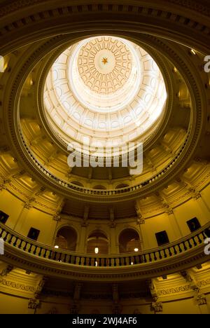 Im Inneren der Kuppel befindet sich das Texas „Lone Star“-Symbol – das Texas State Capitol, erbaut 1888 – das größte aller Bundesstaaten Stockfoto