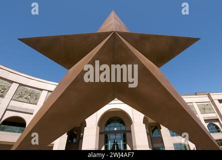 Bob Bullock Texas State History Museum, erbaut 2001 - Lone Star Skulptur ist 35 Meter hoch und 8 Fuß über dem Boden - Austin, Texas Stockfoto