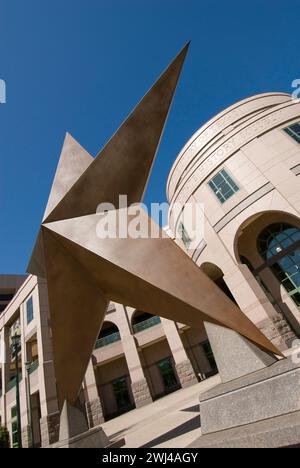 Bob Bullock Texas State History Museum, erbaut 2001 - Lone Star Skulptur ist 35 Meter hoch und 8 Fuß über dem Boden - Austin, Texas Stockfoto