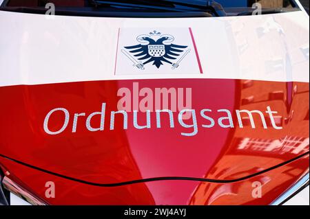 Köln, Deutschland 02. August 2023: Aufschrift " Amt für öffentliche Ordnung " auf der Motorhaube eines Servicefahrzeugs der Stadt köln Stockfoto