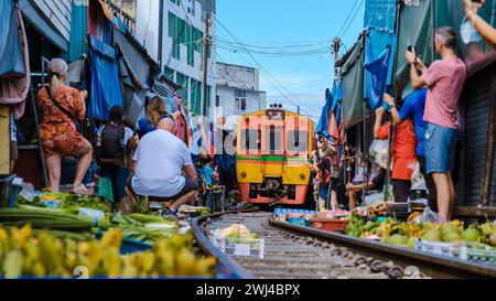 Bahnhof Mae Klong, Bangkok, ein berühmter Eisenbahnmarkt in Thailand Stockfoto