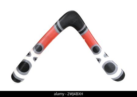 Hölzerner Bumerang, rot, schwarz, weiß und grau bemalt, isoliert auf weißem Hintergrund Stockfoto