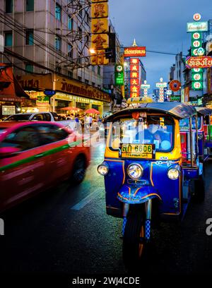 Buntes Tuk Tuk in der Stadt China mit Neonlichtern Stockfoto