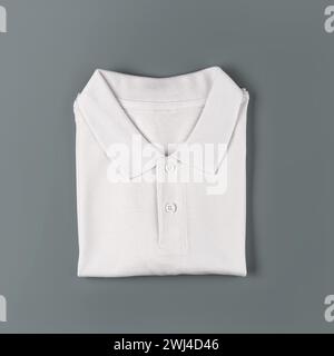 Weißes Poloshirt, auf isoliertem weißem Hintergrund. Stockfoto